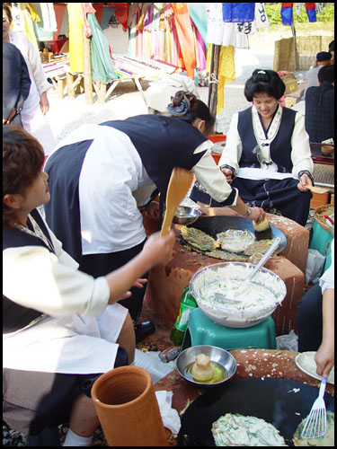 먹거리장터에서 전을 부치는 아낙들 